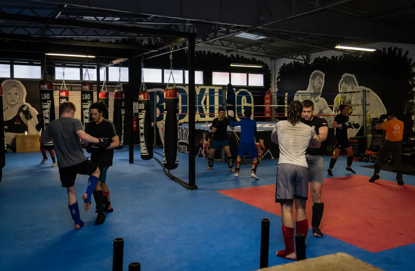 Un groupe en plein circuit dans la salle