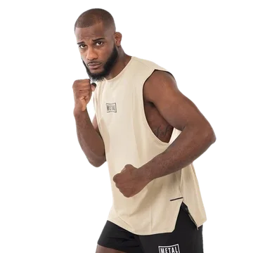 Boxeur en garde portant le débardeur d’entraînement Metal Boxe Training Tank, beige