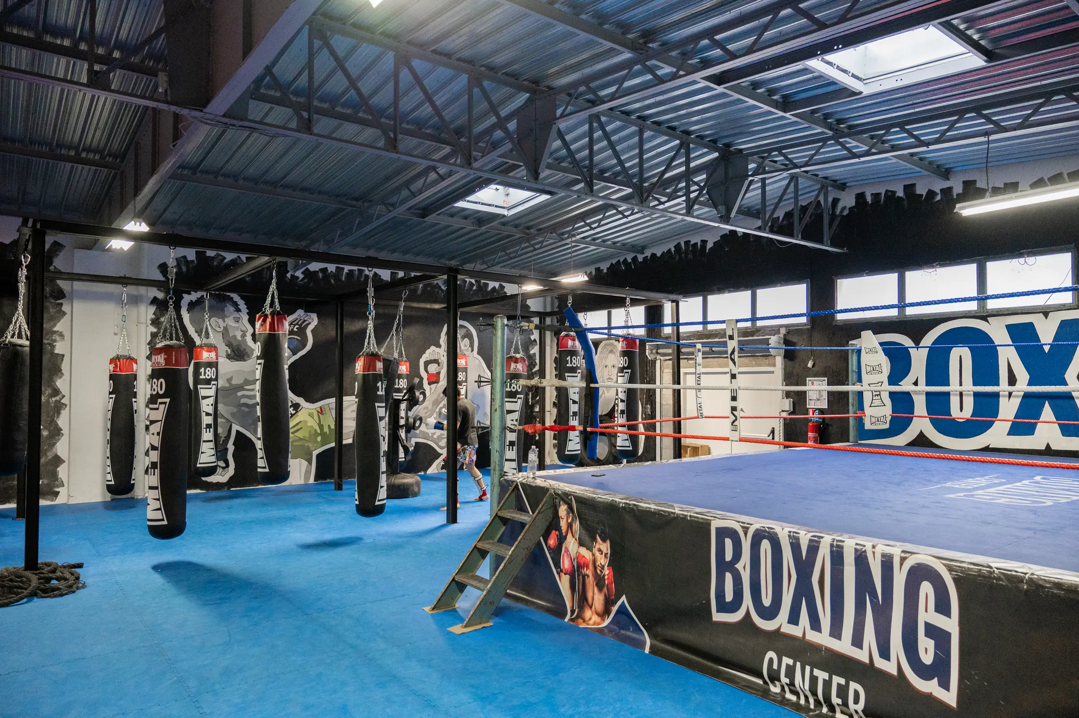 Le ring Boxing Center au fond du plateau