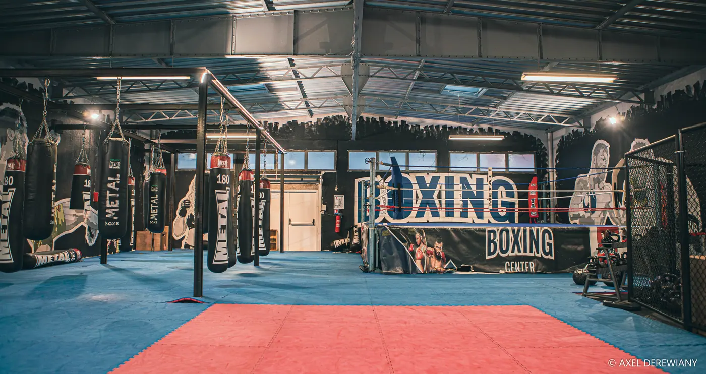 La rangée de sacs et le ring Boxing Center au fond du plateau